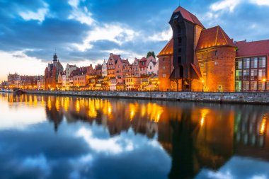 Eski kasaba Gdansk alacakaranlıkta eski Vinçli