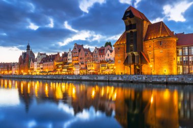 Eski kasaba Gdansk alacakaranlıkta eski Vinçli