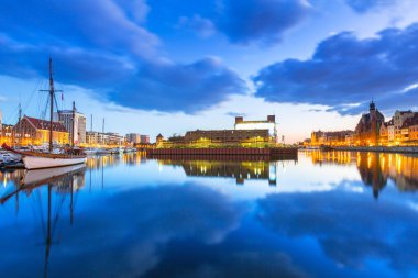 Motlawa Nehri marina Gdansk alacakaranlıkta