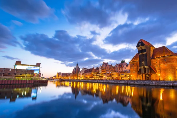 Cidade velha de Gdansk com guindaste antigo ao entardecer — Fotografia de Stock