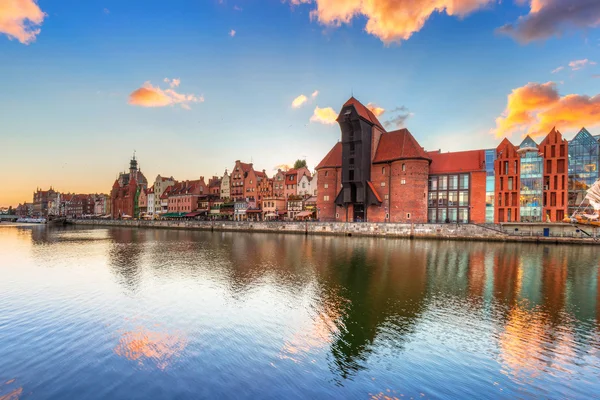 Vieille ville de Gdansk avec ancienne grue au coucher du soleil — Photo