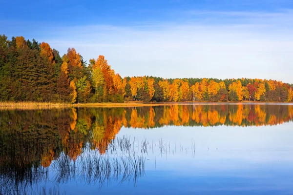 Herfst aan het meer — Stockfoto