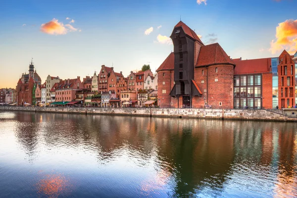 Cidade velha de Gdansk com guindaste antigo ao pôr do sol — Fotografia de Stock