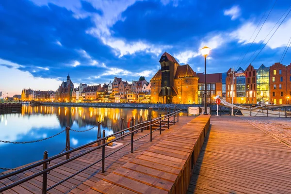 Casco antiguo de Gdansk con grúa antigua al atardecer —  Fotos de Stock