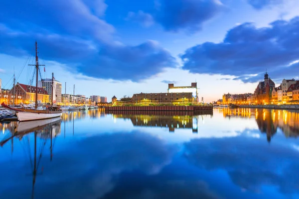 Motlawa Nehri marina Gdansk alacakaranlıkta — Stok fotoğraf