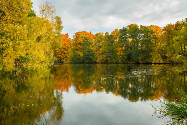 Autumn at the lake — Stock Photo, Image