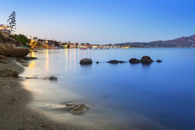 Alacakaranlıkta Zakynthos adasının kıyı şeridi