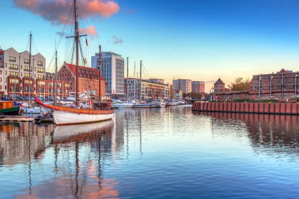 Hamnen vid Motlawa river med gamla stan i Gdansk — Stockfoto