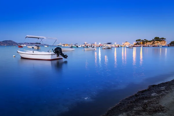 Alacakaranlıkta Zakynthos adasının kıyı şeridi — Stok fotoğraf