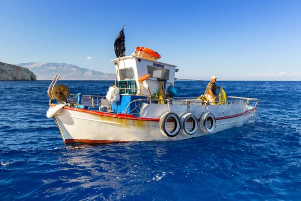 Pescador no barco nas cavernas azuis da ilha de Zakynthos . — Fotografia de Stock