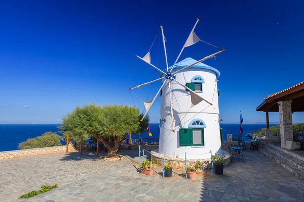 Zakynthos adada eski yel değirmeni — Stok fotoğraf