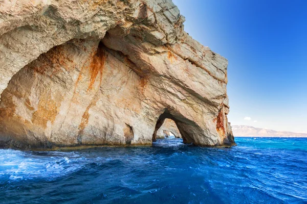 Cuevas azules en el acantilado de la isla de Zante —  Fotos de Stock