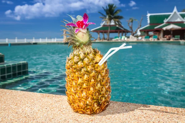 Ananas-Cocktail am Schwimmbad — Stockfoto