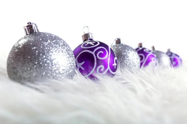 Mor ve gümüş Noel baubles — Stok fotoğraf