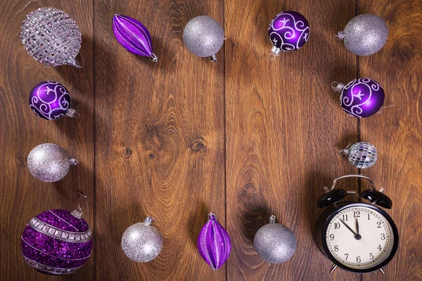 Quadro feito por roxo e prata Natal bugigangas e relógio — Fotografia de Stock