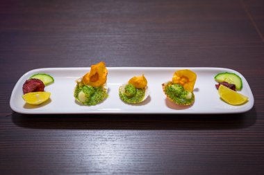 Fistolar sarımsak tereyağı ile kabuklarında