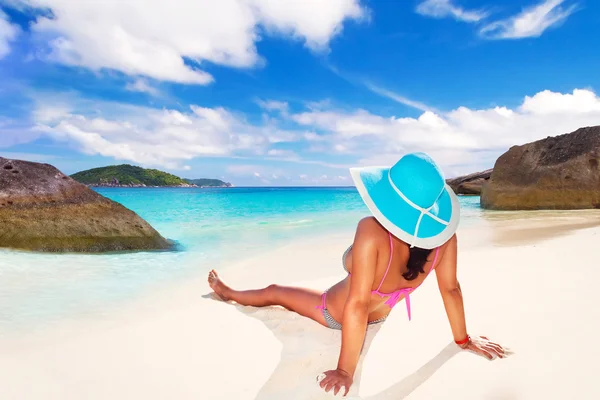 Vrouw genieten van zon vakantie — Stockfoto