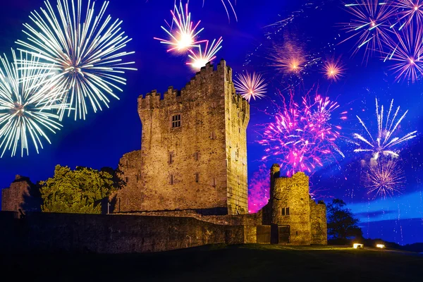 Feuerwerk über der Burg — Stockfoto