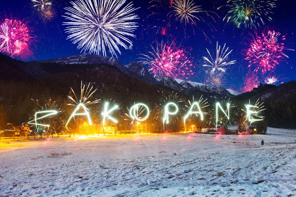 Affichage de feux d'artifice Nouvel An dans les montagnes Tatra — Photo
