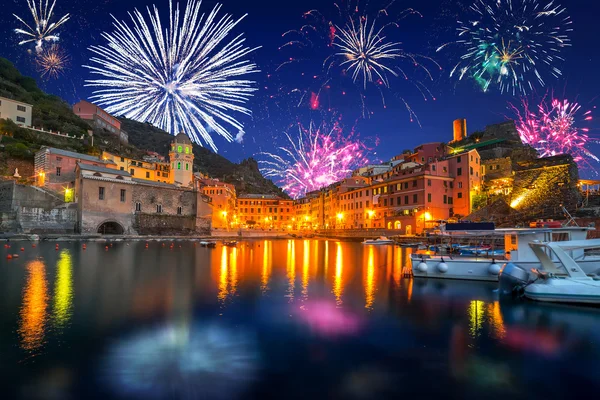Nowy lata fajerwerk wystawa w mieście Vernazza — Zdjęcie stockowe