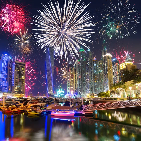 Exhibición de fuegos artificiales de Año Nuevo en Dubai — Foto de Stock