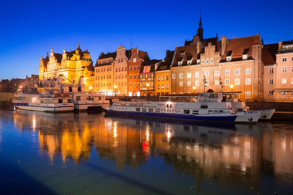 Vieille ville de Gdansk sur la rivière Motlawa gelée, Pologne — Photo