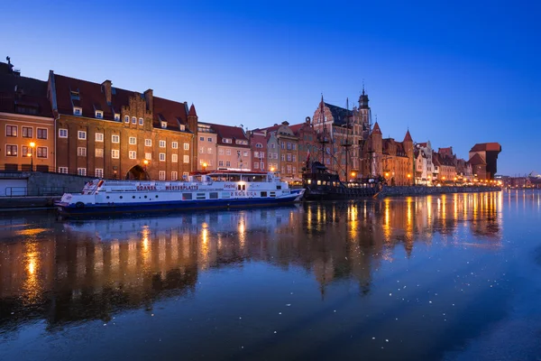 Vieille ville de Gdansk sur la rivière Motlawa gelée, Pologne — Photo