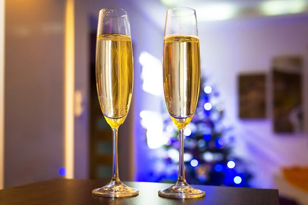 Şampanya evde iki flüt — Stok fotoğraf