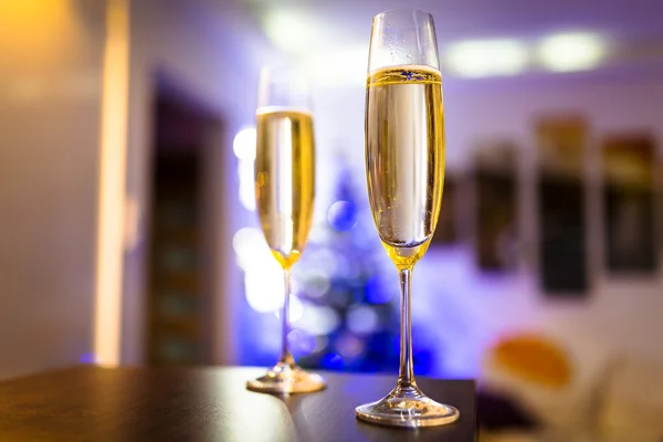 Zwei Flöten Champagner zu Hause — Stockfoto