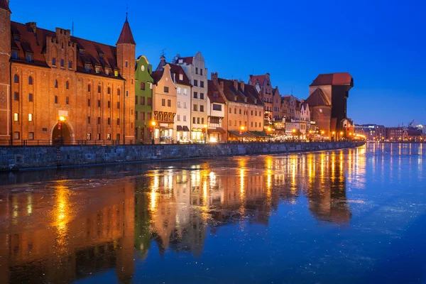 Oude stad van Gdansk op bevroren Motlawa Rivier — Stockfoto