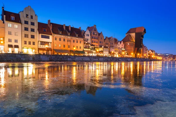 Gamla stan i Gdansk på frysta Motlawa river — Stockfoto