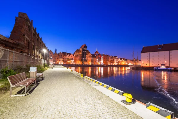 Gamla stan i Gdansk på frysta Motlawa river — Stockfoto