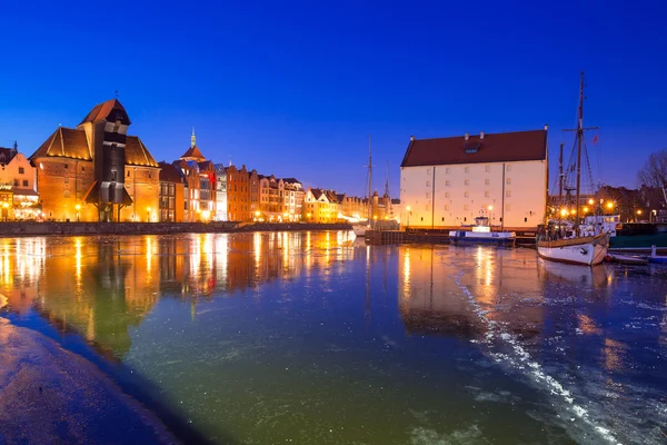 Oude stad van Gdansk op bevroren Motlawa Rivier — Stockfoto