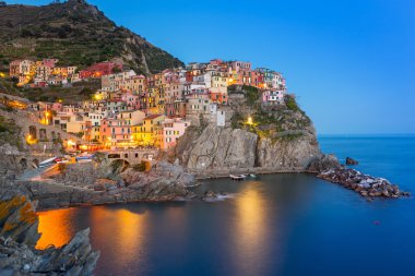 Ligurya Denizi Sahili geceleri için Manarola şehir