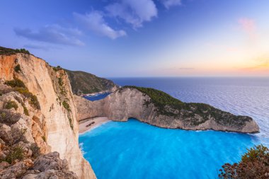 Gün batımında batık kumsalda Zakynthos