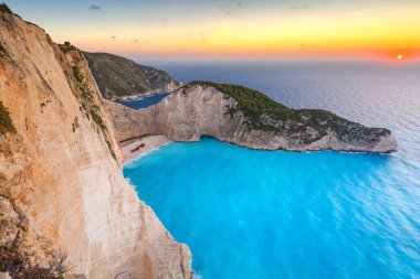 Gün batımında batık kumsalda Zakynthos