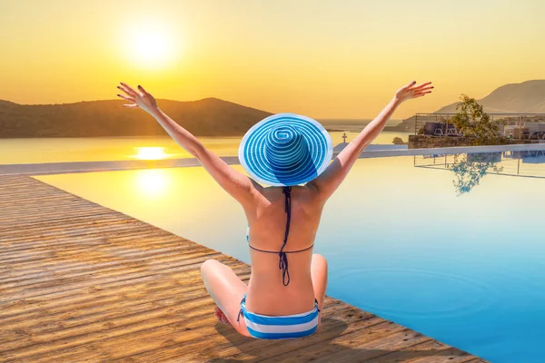 Kvinna i hatt njuter av solen semester — Stockfoto
