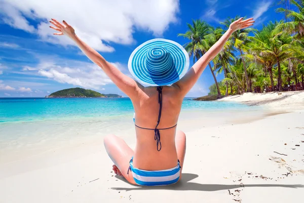 Piękna kobieta w kapeluszu na tropikalnej plaży — Zdjęcie stockowe