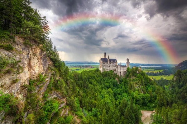 สายรุ้งเหนือปราสาท Neuschwanstein ในเทือกเขาบาวาเรีย — ภาพถ่ายสต็อก