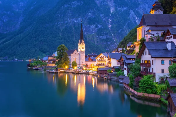 Hallstatt pueblo al atardecer en Austria — Foto de Stock