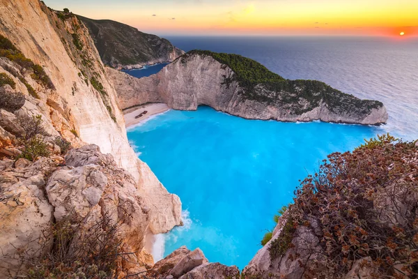 Praia de naufrágio ao pôr do sol em Zakynthos — Fotografia de Stock