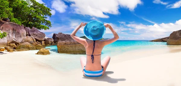 Zon vakantie op het tropische strand — Stockfoto