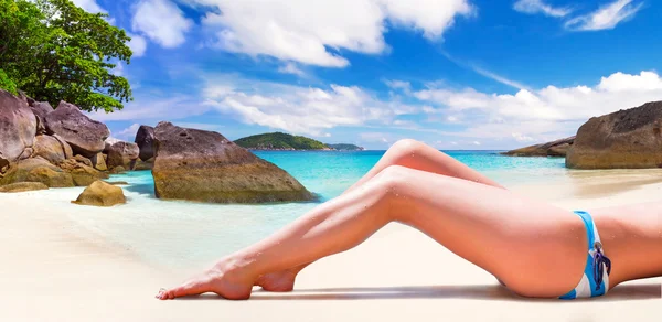 Kadın denizde yaz tatillerini üzerinde bikini — Stok fotoğraf