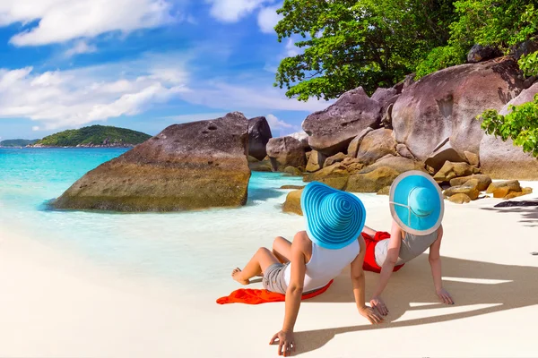 Twee vrouwen genieten van zon vakantie — Stockfoto