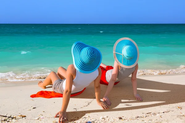 Due donne che si godono le vacanze al sole — Foto Stock