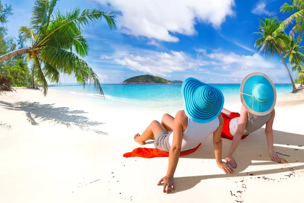Dwie kobiety korzystających słońce wakacje — Zdjęcie stockowe