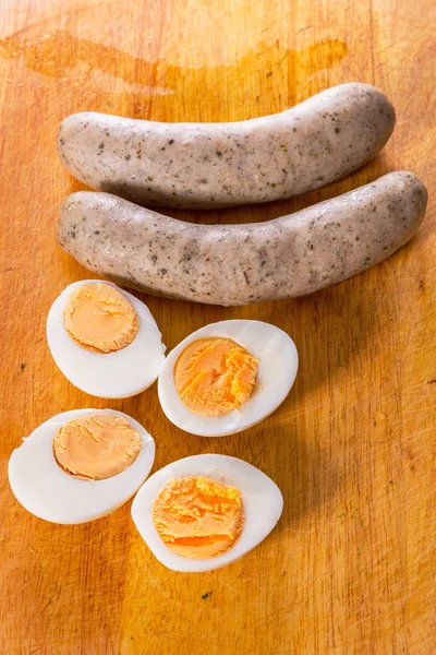 Huevos y salchichas blancas —  Fotos de Stock