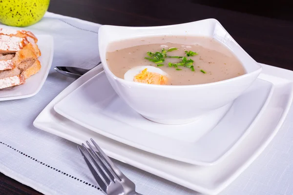 Суп из белого борща, яйца и колбасы — стоковое фото