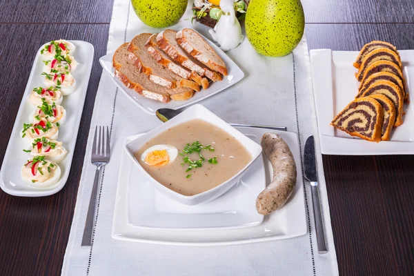 Zuppa di borsch bianco, uova e salsicce — Foto Stock