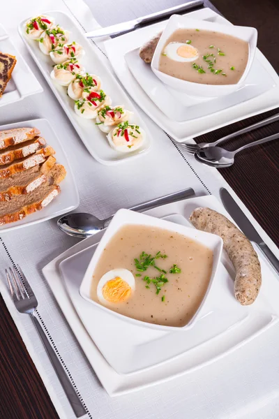 Vit borsch soppa, ägg och korv — Stockfoto